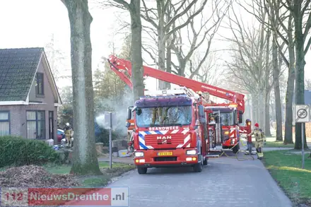 Brandweer blust schoorsteenbrand aan de Hoofdstraat in Valthe — foto 3 van 4