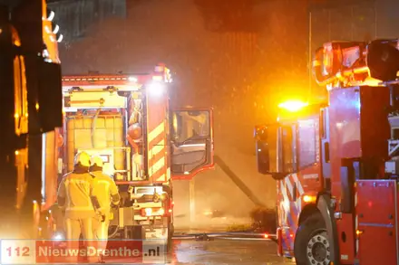 Uitslaande brand in houtwerkplaats in Emmen — foto 3 van 3
