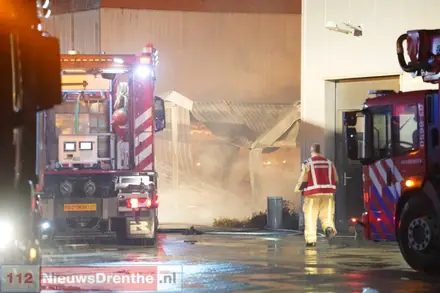Uitslaande brand in houtwerkplaats in Emmen — foto 1 van 3