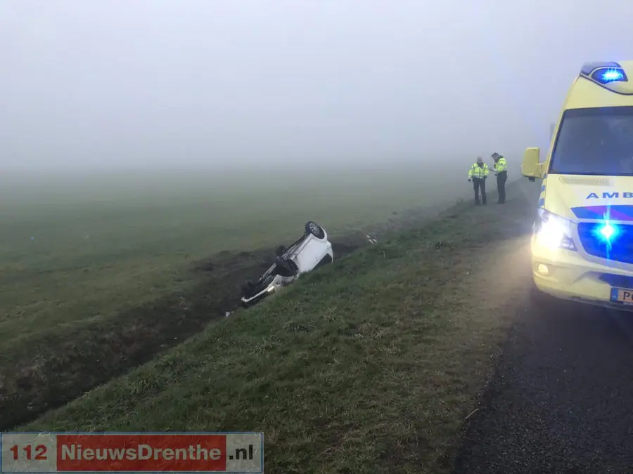 Auto op de kop in de sloot naast de A37 bij Wachtum