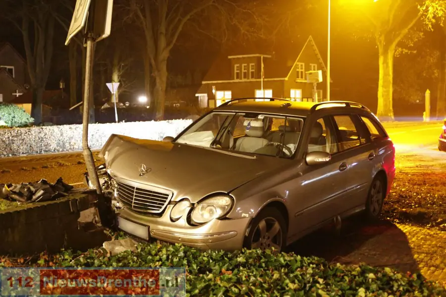 Automobilist rijdt tegen muurtje aan in Nieuw-Schoonebeek