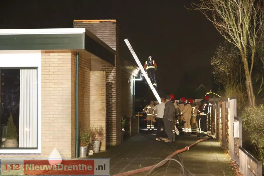 Brandweer blust brand in woning in Emmer-Compascuum