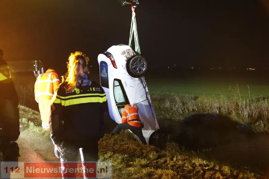 Gewonde bij auto te water in Emmer-Compascuum