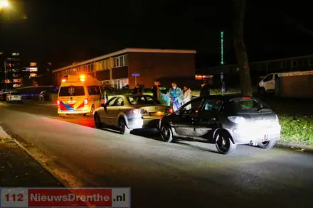 Kop-staartbotsing tussen twee auto’s op de Kerspellaan in Emmen — foto 1 van 2