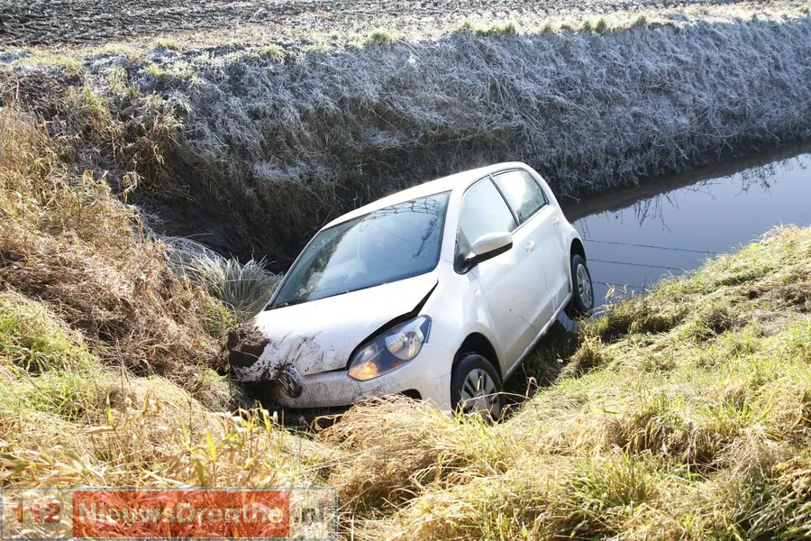 Auto raakt in de sloot aan de Oude Weerdingerdijk in Nieuw-Weerdinge