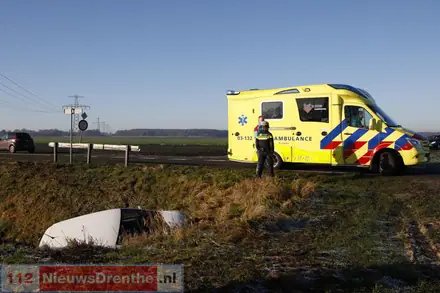 Auto raakt in de sloot aan de Oude Weerdingerdijk in Nieuw-Weerdinge — foto 3 van 3