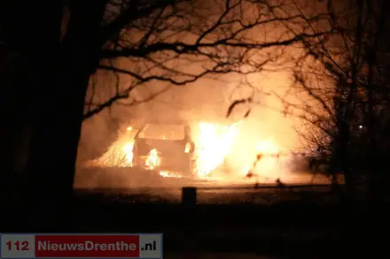 Auto brandt volledig uit in Nieuw-Weerdinge — foto 1 van 2