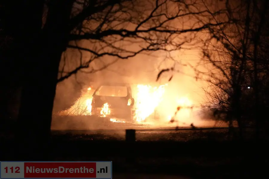 Auto brandt volledig uit in Nieuw-Weerdinge