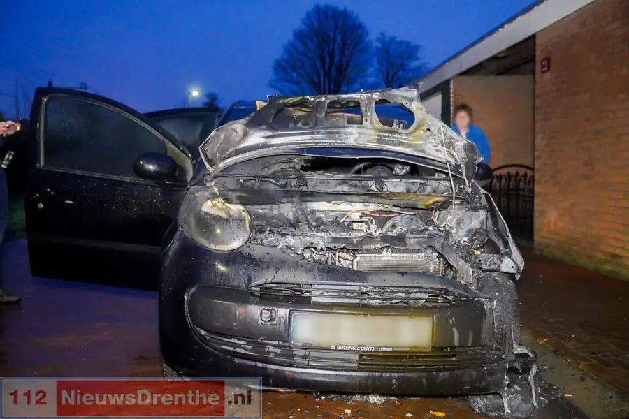 Auto in de brand op de Anna Paulownalaan in Emmen