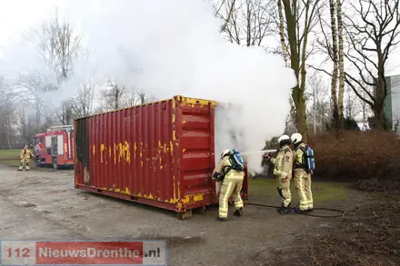 Oud papier container in de brand aan de Brinkenhalte in Emmen — foto 4 van 4