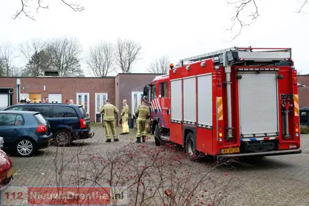 Plastic kratten in de brand bij wooncentrum in Emmen — foto 2 van 2