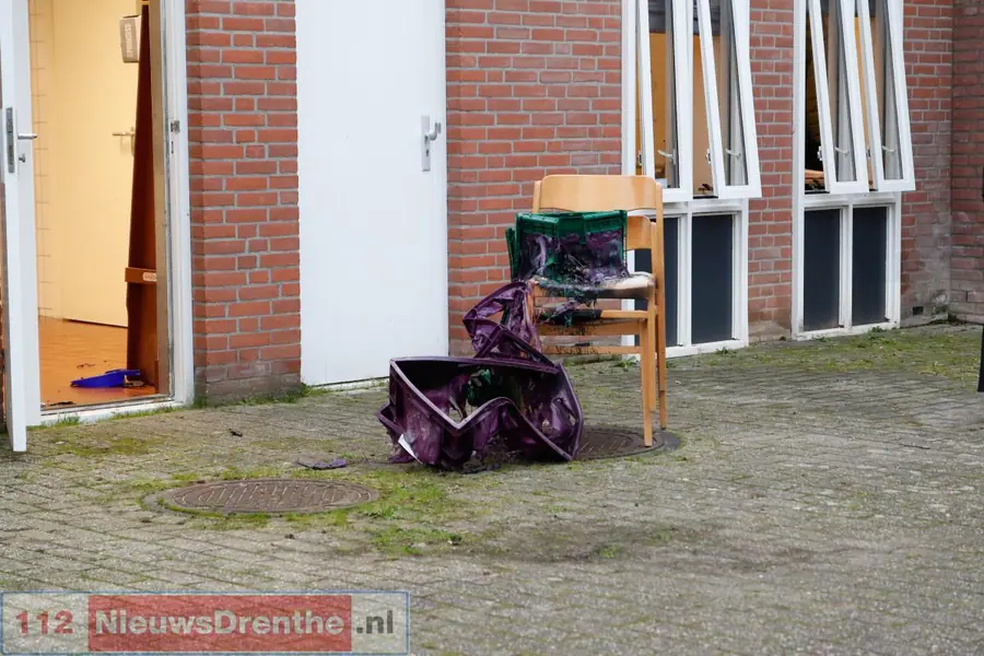 Plastic kratten in de brand bij wooncentrum in Emmen