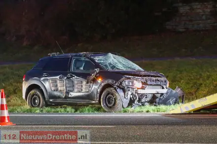 Auto raakt van de weg op de A37 bij Wachtum — foto 1 van 2