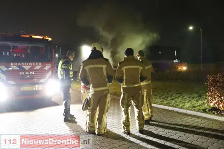 Stroomstoring in Emmen door brandend transformatorstation: brandweer kan niet blussen door stroom op kast — foto 5 van 6