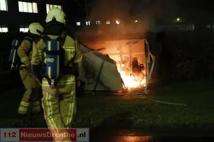 Stroomstoring in Emmen door brandend transformatorstation: brandweer kan niet blussen door stroom op kast — foto 2 van 6