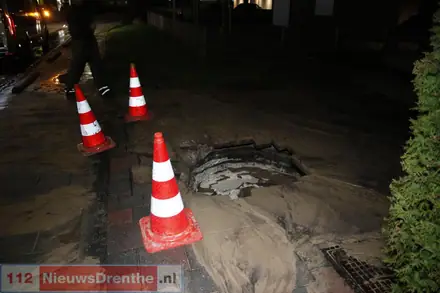 Lekkage slaat gat in stoep in Emmen — foto 4 van 5