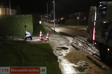 Lekkage slaat gat in stoep in Emmen — foto 5 van 5