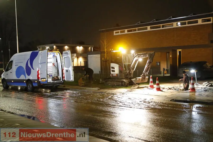 Lekkage slaat gat in stoep in Emmen