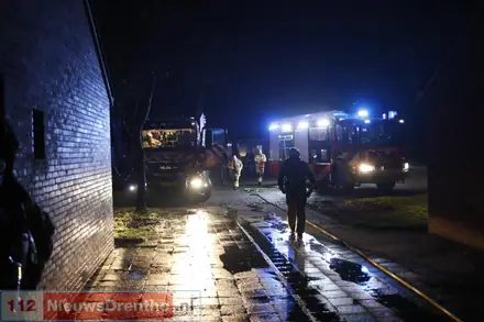 Brand in schuur achter leegstaande woning in Veenoord — foto 2 van 2