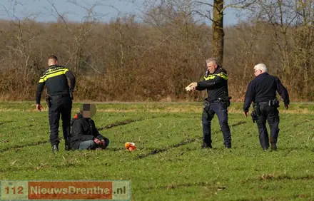 Persoon slaat op de vlucht een weiland in na botsing tussen twee auto’s op N381 bij Emmen, politie dreigt met stroomstootwapen — foto 5 van 7