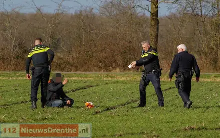 Persoon slaat op de vlucht een weiland in na botsing tussen twee auto’s op N381 bij Emmen, politie dreigt met stroomstootwapen — foto 6 van 7