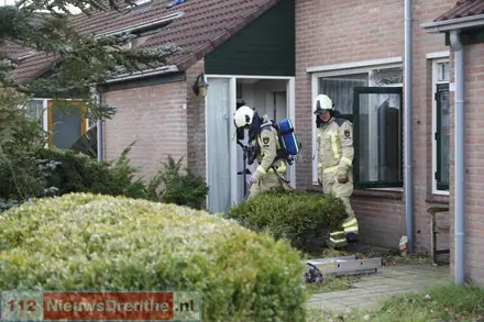 brandweer blust brand in woning aan scheerturfstraat in Schoonoord [Video] — foto 4 van 6