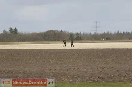 Persoon slaat op de vlucht een weiland in na botsing tussen twee auto’s op N381 bij Emmen, politie dreigt met stroomstootwapen — foto 2 van 7