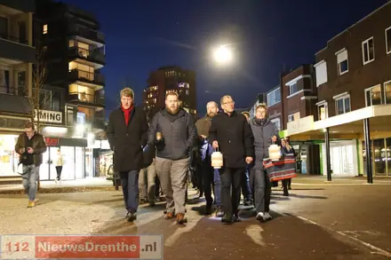 Lichtjestocht in Emmen centrum voor Oekraïne. — foto 3 van 4