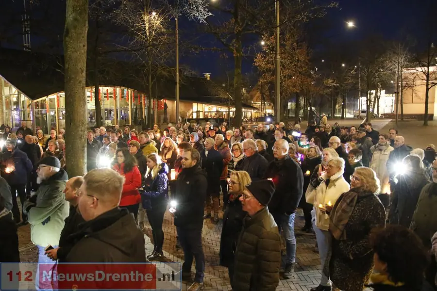 Lichtjestocht in Emmen centrum voor Oekraïne.