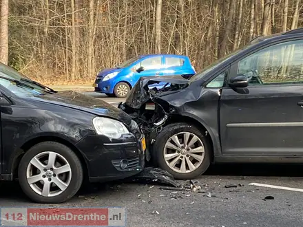 Twee auto’s botsen op Boermarkeweg in Emmen — foto 2 van 2