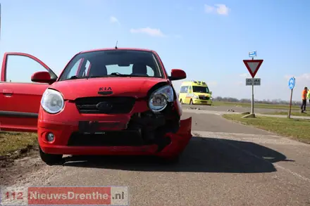 Auto belandt in sloot op Nieuw-Amsterdamseweg in Schoonebeek. Een persoon raakt gewond — foto 2 van 2