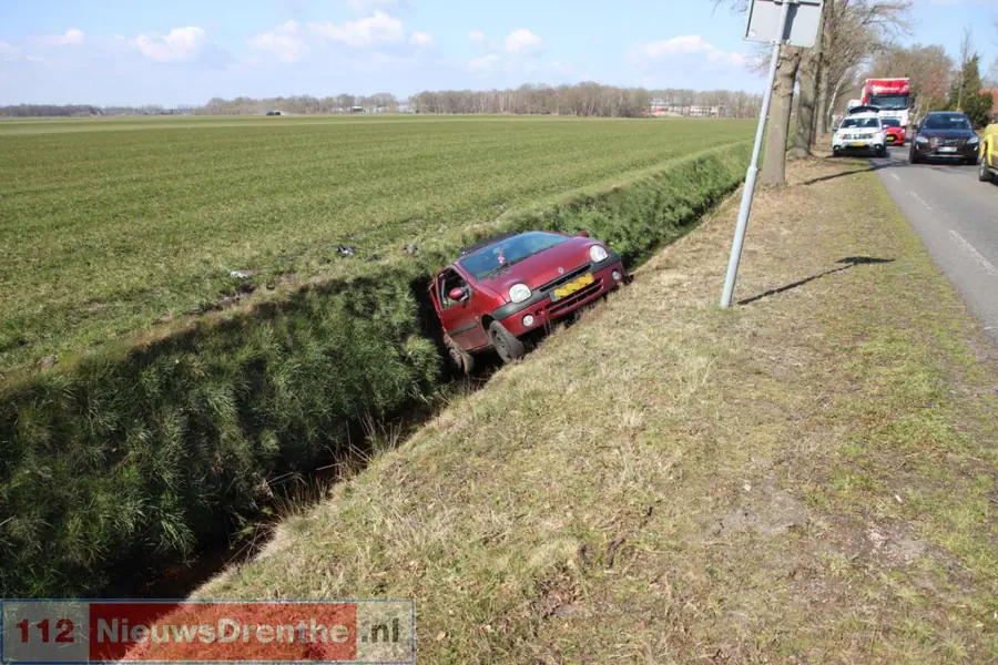 Auto belandt in sloot op Nieuw-Amsterdamseweg in Schoonebeek. Een persoon raakt gewond