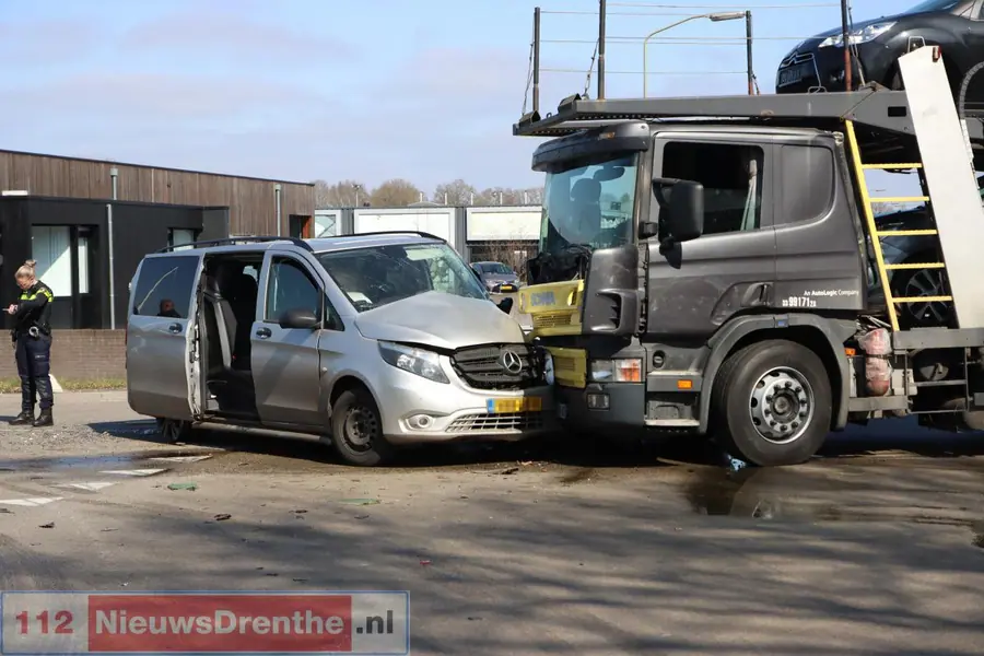 Busje botst tegen autotransporter op kruising Pieter de Keyserstraat in Emmen. Inzittenden komen met de schrik vrij