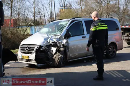 Busje botst tegen autotransporter op kruising Pieter de Keyserstraat in Emmen. Inzittenden komen met de schrik vrij — foto 3 van 6