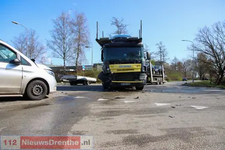 Busje botst tegen autotransporter op kruising Pieter de Keyserstraat in Emmen. Inzittenden komen met de schrik vrij — foto 5 van 6