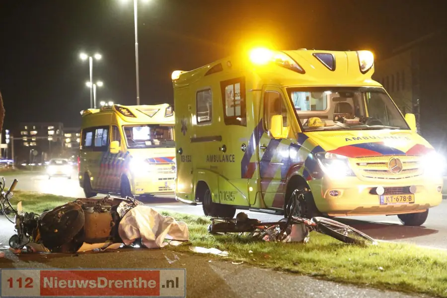 Scooterrijder en fietser naar ziekenhuis na botsing in Emmen