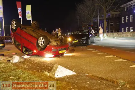 Gewonde bij ongeval tussen twee auto’s in Emmen — foto 1 van 2