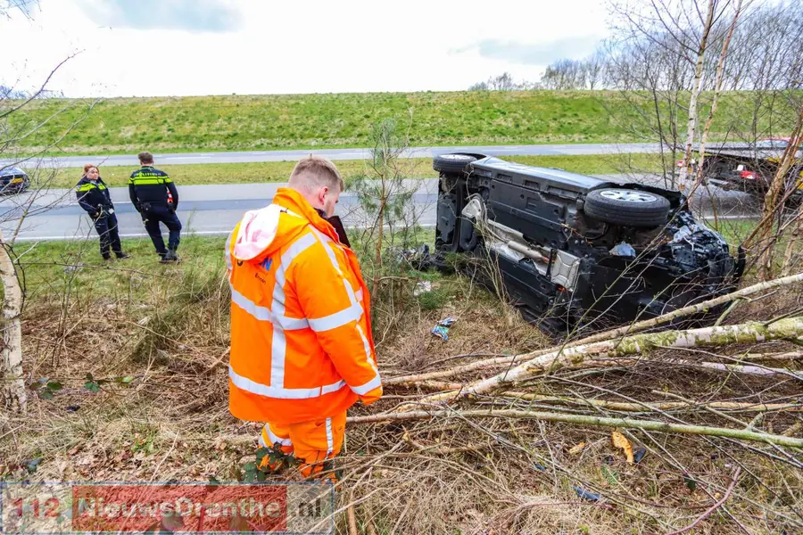 Auto belandt op zijn kant naast Rondweg in Emmen, gewonde bestuurder meegenomen naar het ziekenhuis