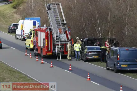 Auto belandt op zijn kant naast Rondweg in Emmen, gewonde bestuurder meegenomen naar het ziekenhuis — foto 2 van 5