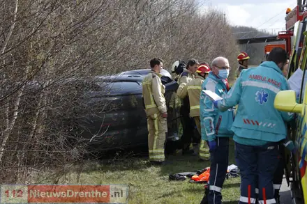 Auto belandt op zijn kant naast Rondweg in Emmen, gewonde bestuurder meegenomen naar het ziekenhuis — foto 4 van 5
