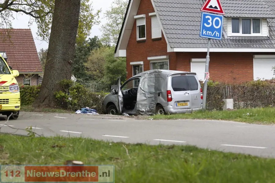 Busje botst tegen boom bij Nieuw-Dordrecht. Bestuurder raakt gewond, Bladderswijk Oostzijde tijdelijk afgesloten