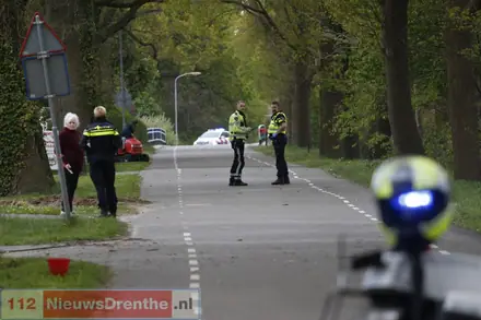 Busje botst tegen boom bij Nieuw-Dordrecht. Bestuurder raakt gewond, Bladderswijk Oostzijde tijdelijk afgesloten — foto 2 van 3