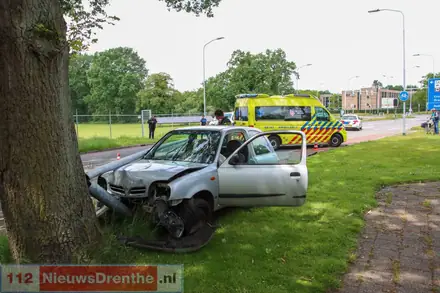 Auto rijdt verkeersbord en lantaarnpaal omver en botst tegen boom in Emmen. Bestuurder gewond, weg deels afgesloten — foto 1 van 3