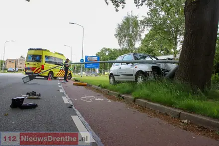 Auto rijdt verkeersbord en lantaarnpaal omver en botst tegen boom in Emmen. Bestuurder gewond, weg deels afgesloten — foto 3 van 3