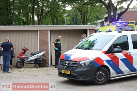 Scooterrijder ernstig gewond na botsing met garagebox in Emmen — foto 3 van 6