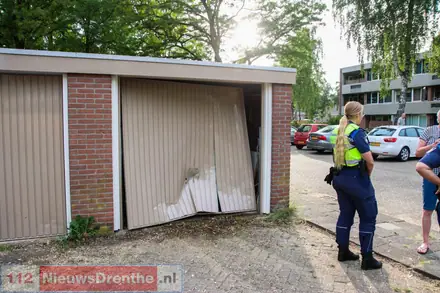 Scooterrijder ernstig gewond na botsing met garagebox in Emmen — foto 4 van 6