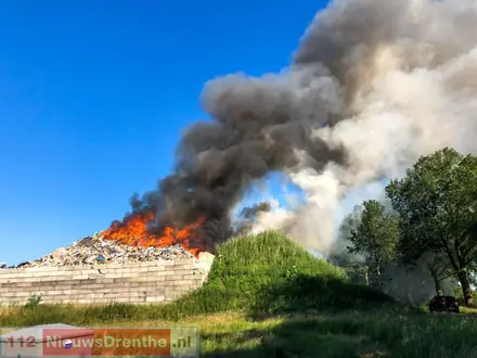 Brandweer uitgerukt voor grote brand in afvalbult op bedrijventerrein in Nieuw-Dordrecht, rookpluim is in wijde omgeving te zien — foto 1 van 5