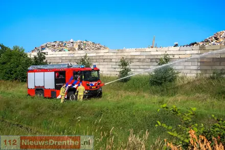 Brandweer uitgerukt voor grote brand in afvalbult op bedrijventerrein in Nieuw-Dordrecht, rookpluim is in wijde omgeving te zien — foto 3 van 5