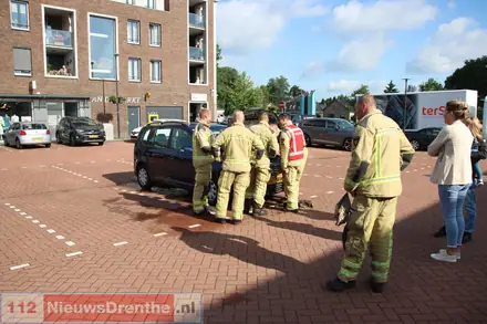 Klein brandje in motorische deel van auto geblust door brandweer — foto 2 van 2