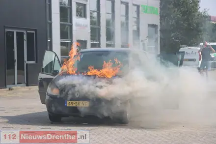 Autobrand veroorzaakt veel rook aan de Oosterbracht in Emmen, vlammen slaan uit motorkap van het voertuig — foto 2 van 5